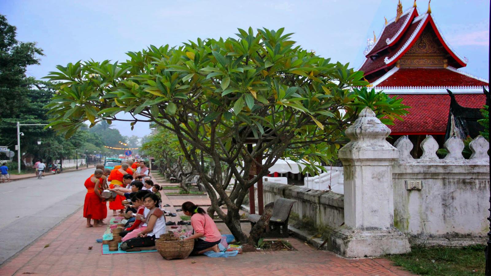 wat-mai-highlights-of-Laos-6-days-1