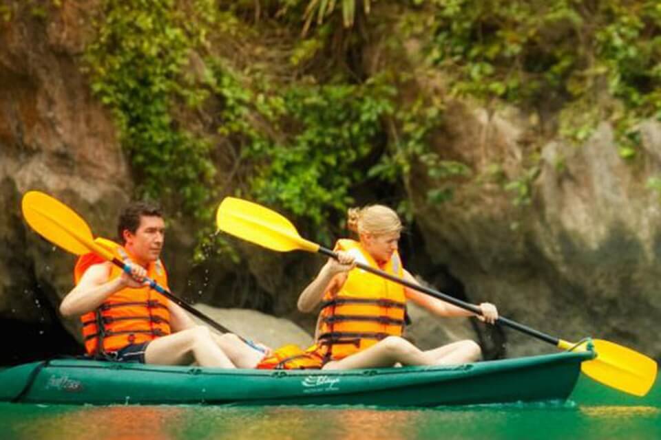 kayaking-in-halong-bay