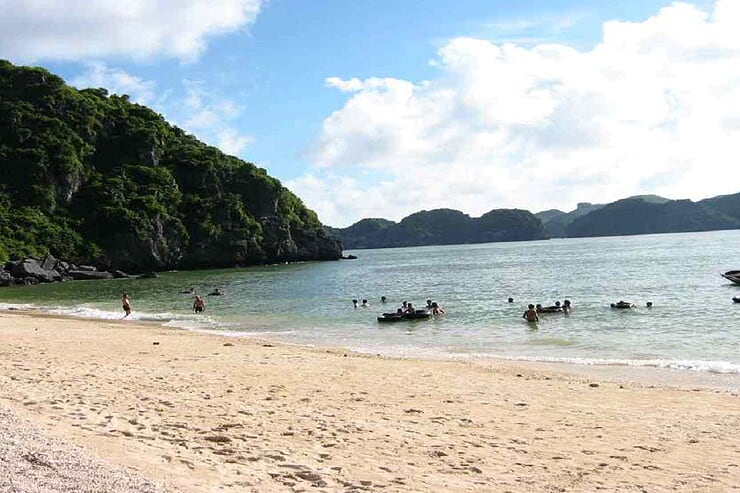 ba-trai-dao-beach