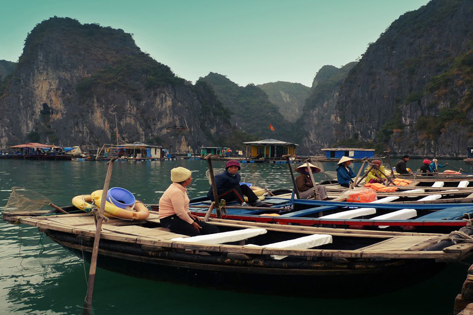 bamboo-boat-to-fishing-floating-village