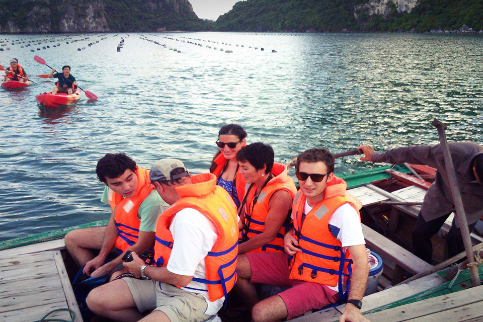 bamboo-boat-to-dark-bright-cave