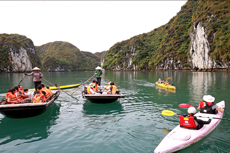 bamboo-boat-to-fishing-floating-village