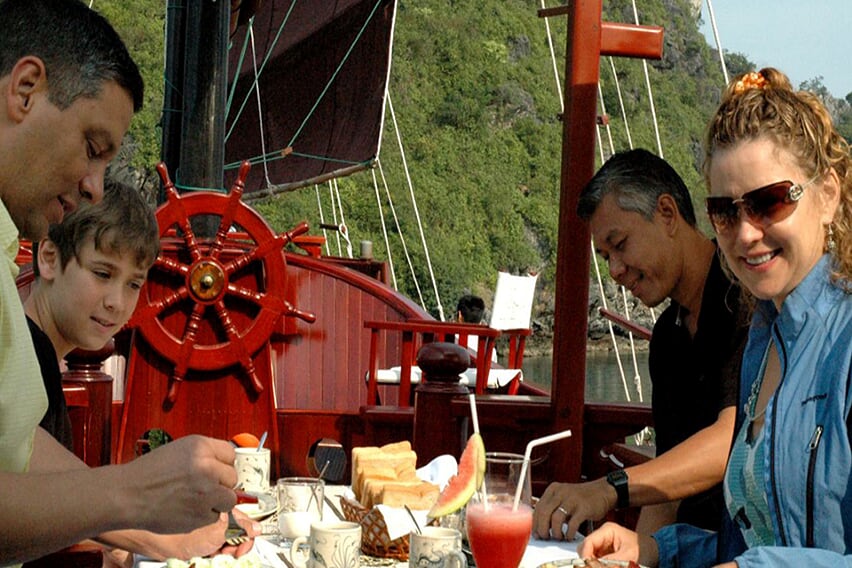 breakfast-red-dragon-cruise-3days-2nights