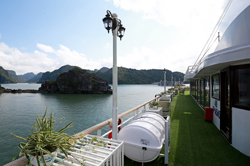 960-corridor-sundeck-green-white