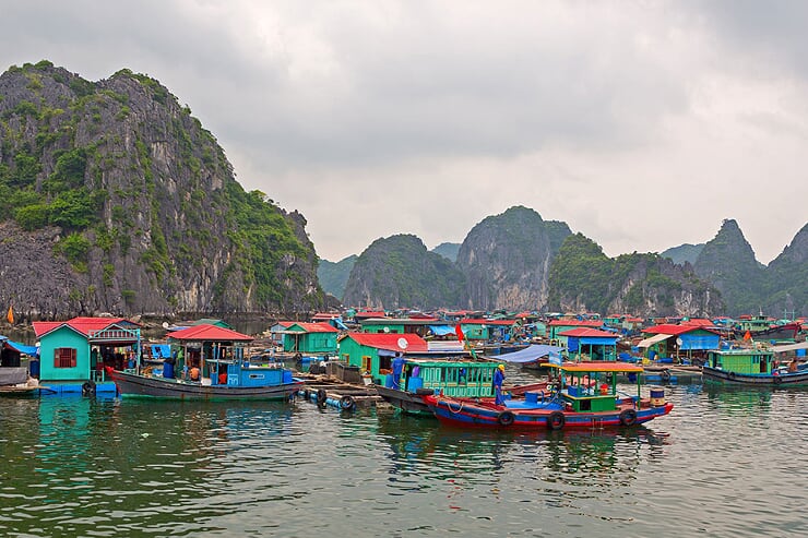 cua-van-floating-village