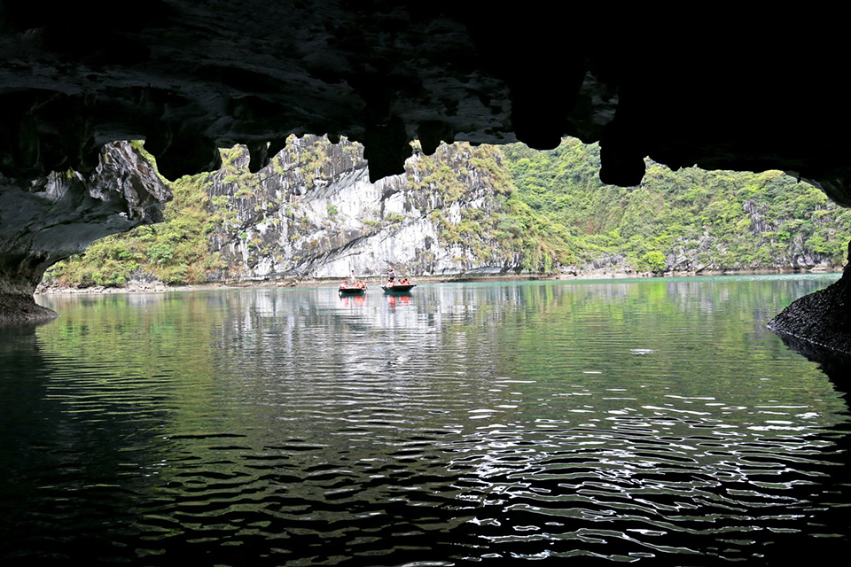 960-dark-bright-cave-entering