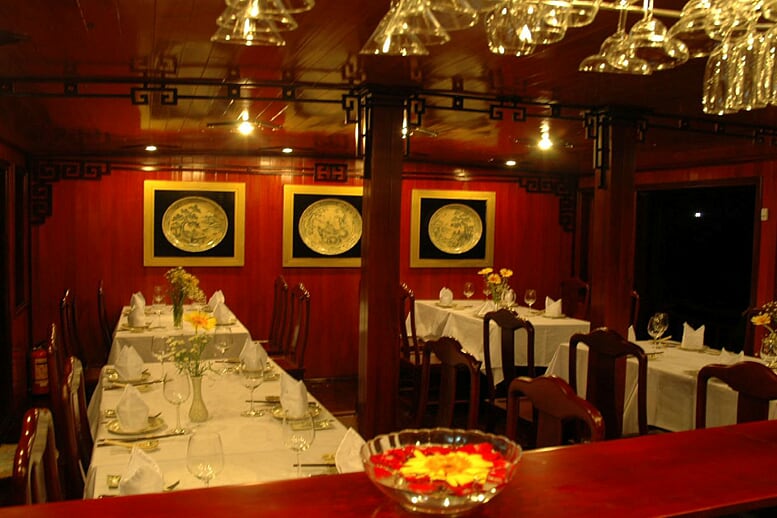dinning-area-dragon's-pearl-cruise