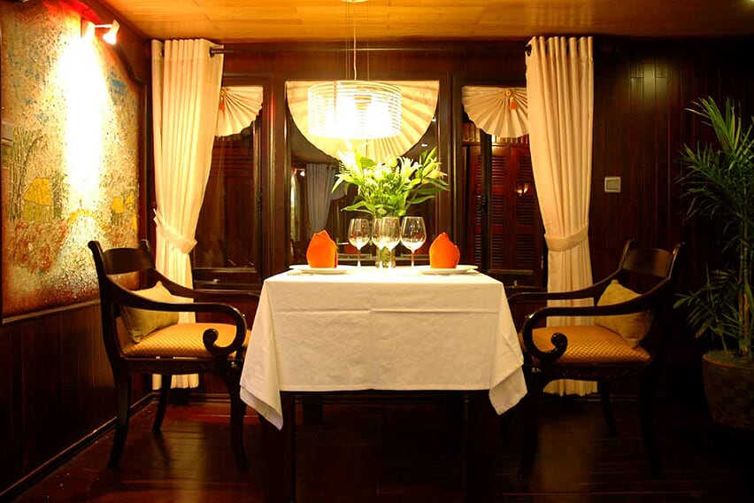 dinning-room-petit-white-dolphin-cruise-3-days-2-nights