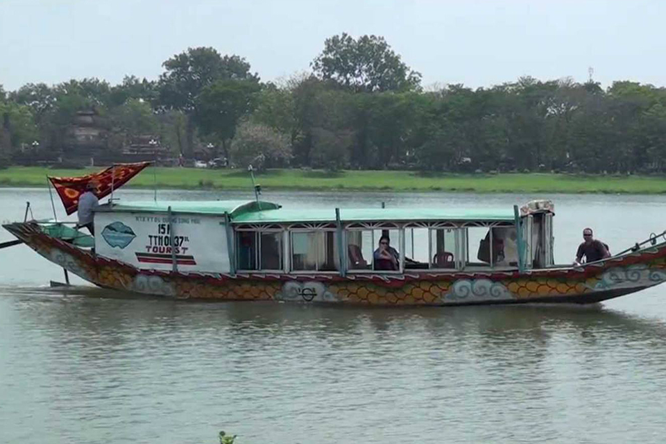 960-dragon-boat-on-perfume-river
