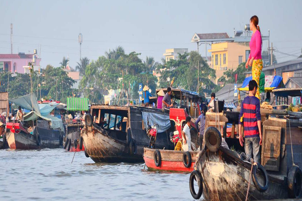 960-early-morning-of-the-cai-be-floating-market