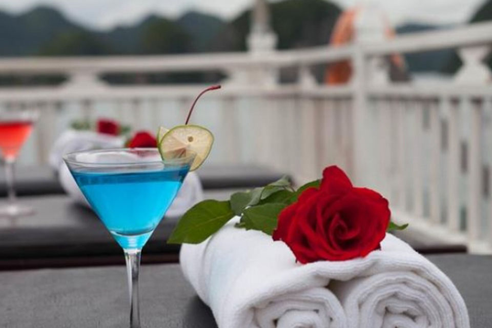 enjoy-cock-tail-on-sundeck