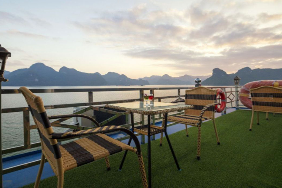 enjoy-cocktail-in-sundeck