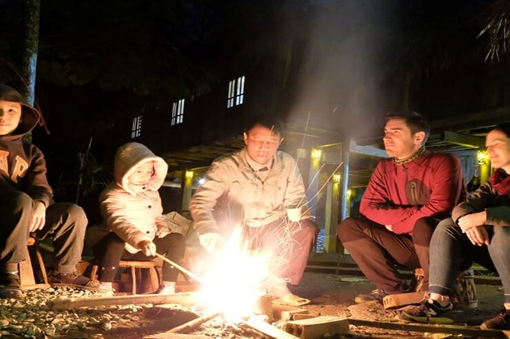 enjoy-night-with-the-locals