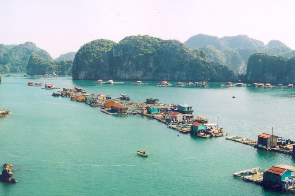 960-floating-fishing-village