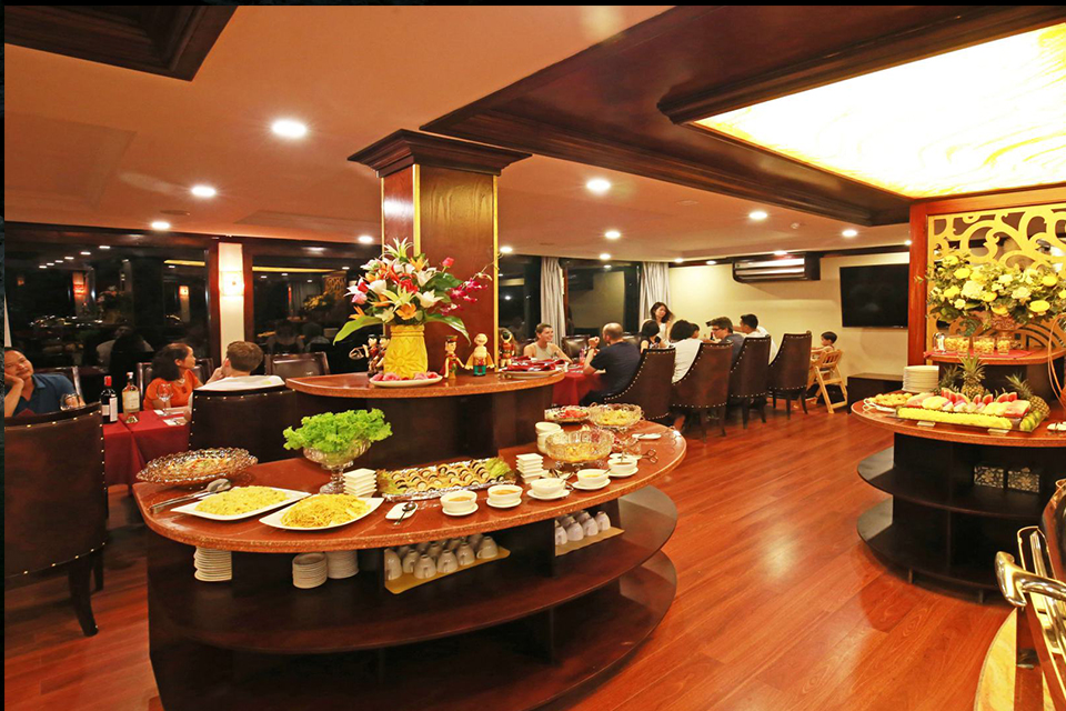 960-have-dinner-in-restaurant