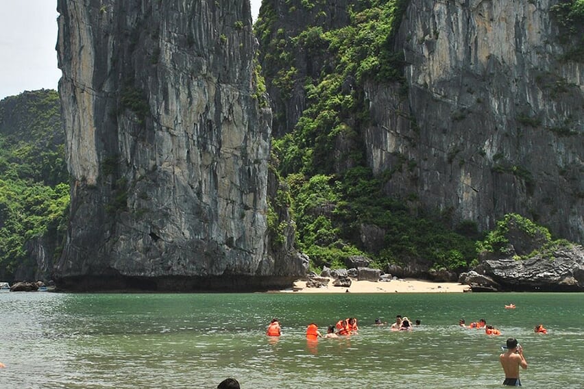 lan-ha-swim-grayline-cruise-3-days-2-nights