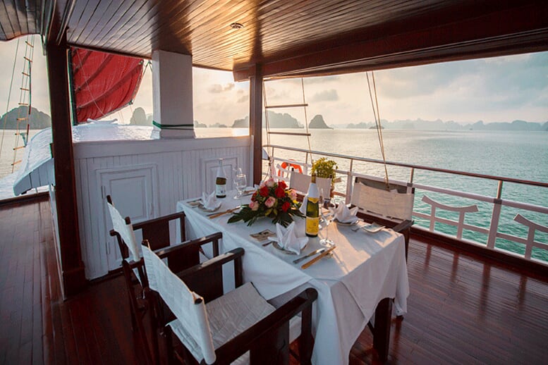 out-door-restaurant-prince-junk-2-days-1-night