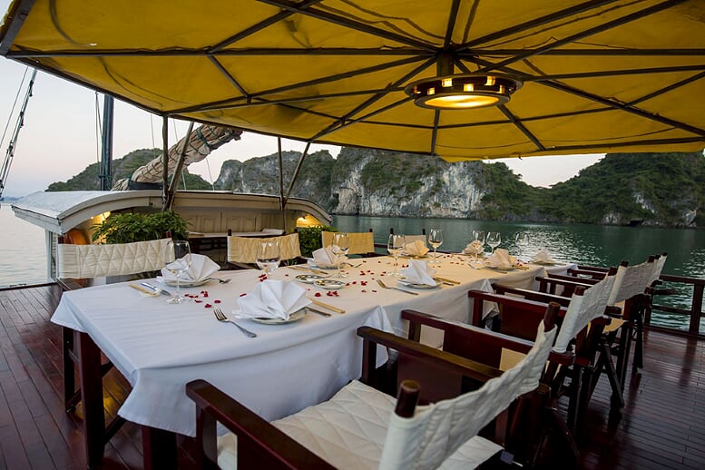 out-side-dinning-room-dragon-bay-day-cruise