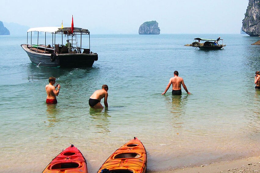 swimming-white-dolphin-cruise-2-days-1-night