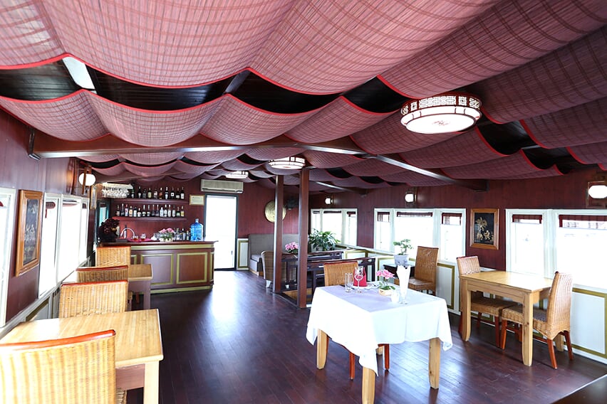 restaurant-petit-white-dolphin-private-cruise-2-days-1-night