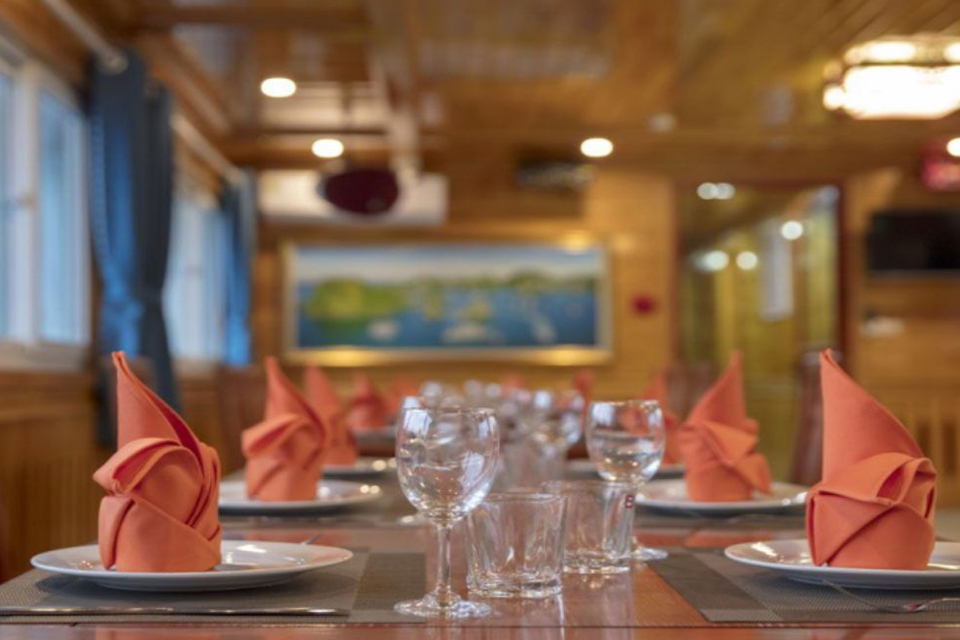restaurant-on-cruise