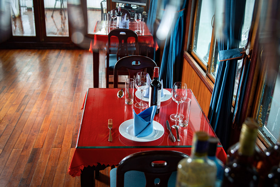 table-set-up-restaurant