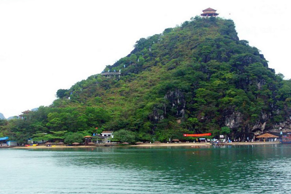 960-titop-beach-halong