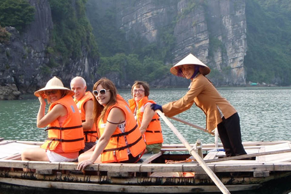 bamboo-boat-to-dark-bright-cave