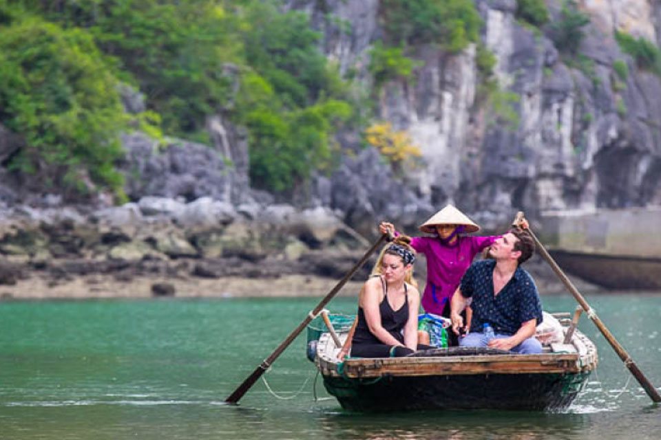 bamboo-boat-to-fishing-floating-village