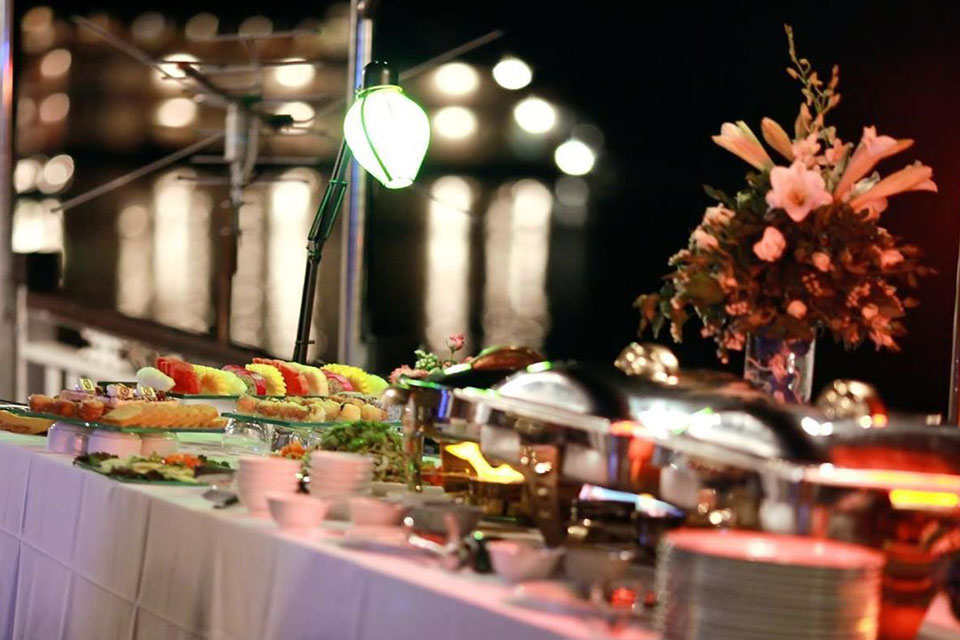 buffet-on-apricot-premium-cruise