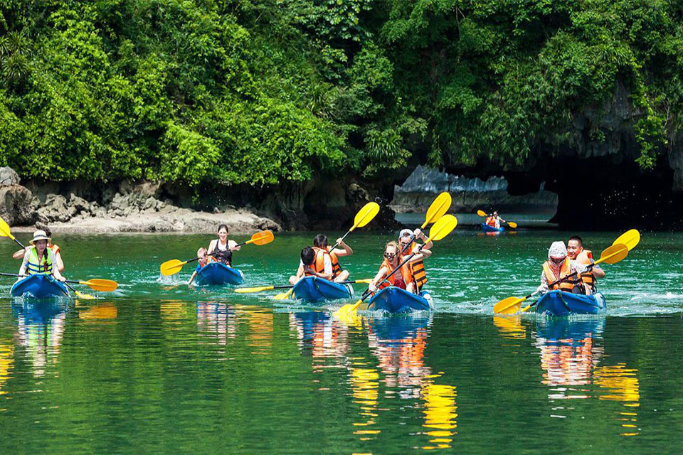 halong-private-boat-trip-from-Hanoi-6-hours-2