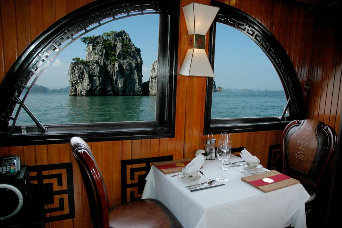 dinning-table-l'amour-junk-2-days-1-night