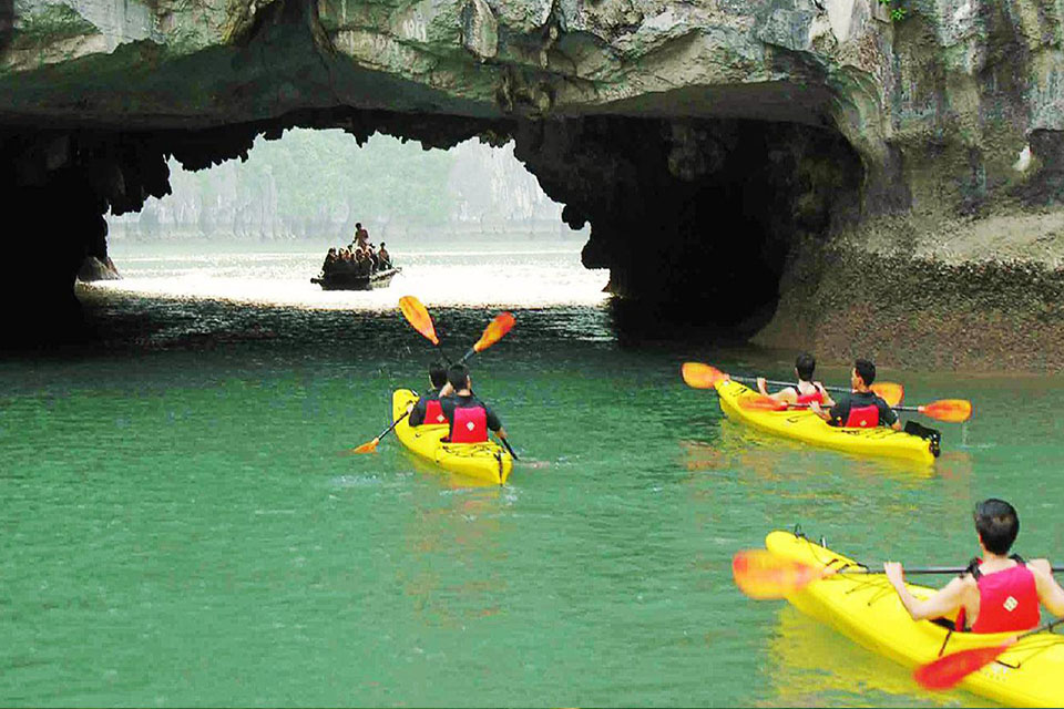 kayakking-halong-private-day-trip-3