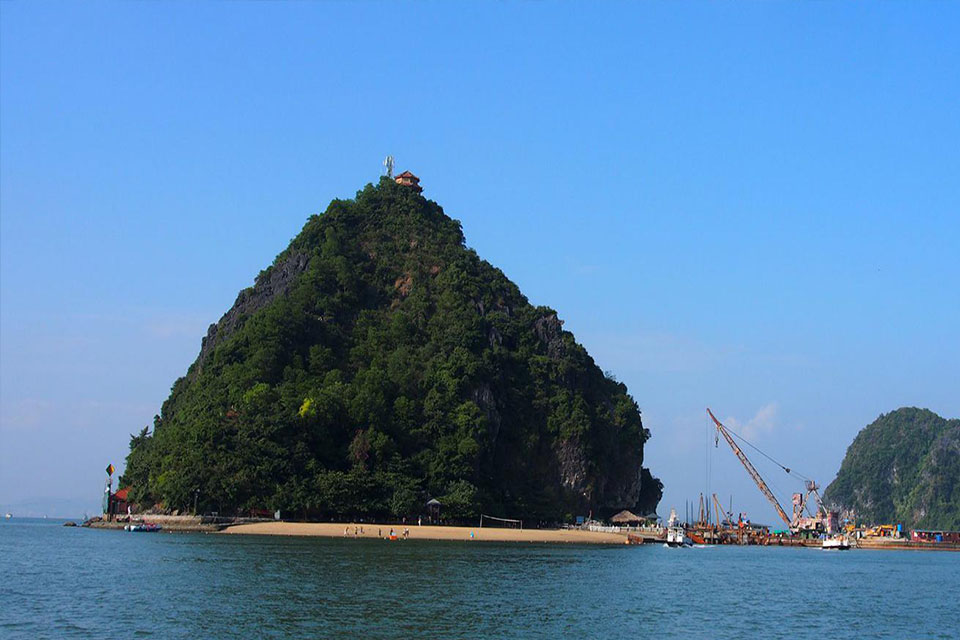 Titop-island-halong-private-day-trip-4