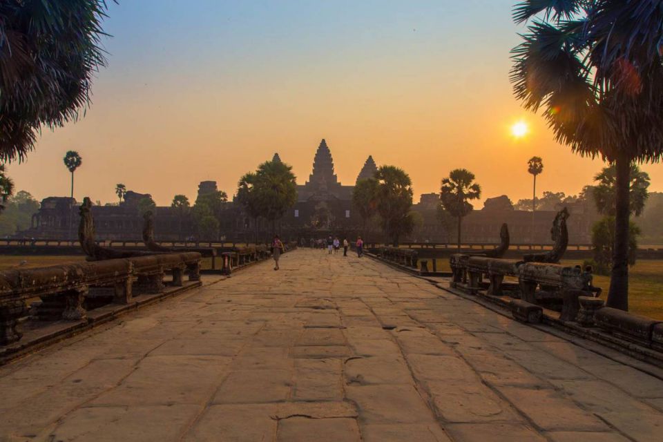 angkor-wat-entrance-sunrise