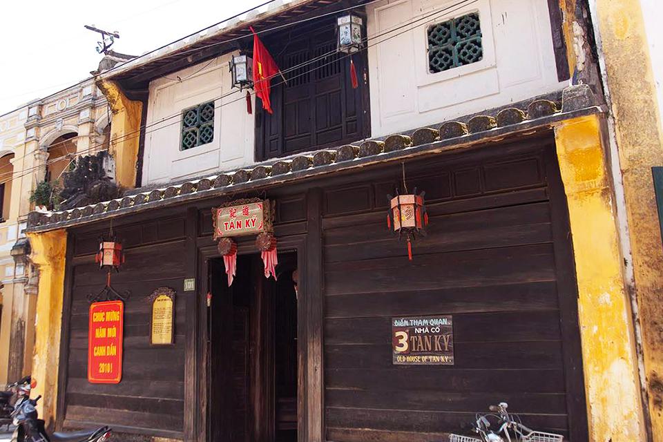 da-nang-hoi-an-cham-island-hue-group-tour-4-days-5