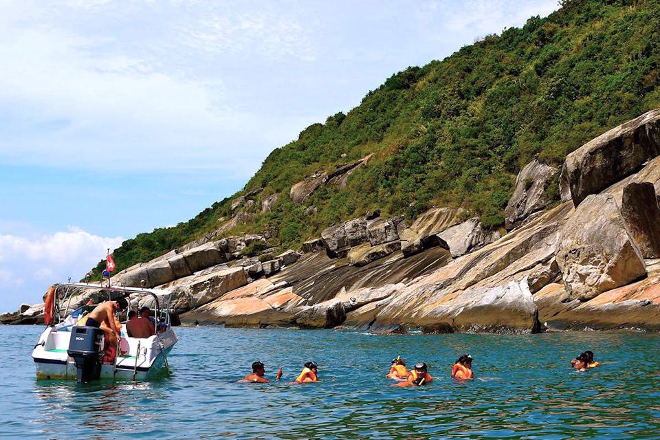 da-nang-hoi-an-cham-island-hue-group-tour-4-days-6
