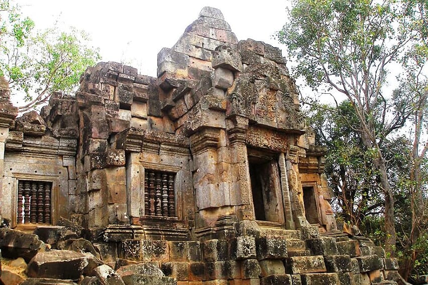 buzz-aek-phnom-cambodia