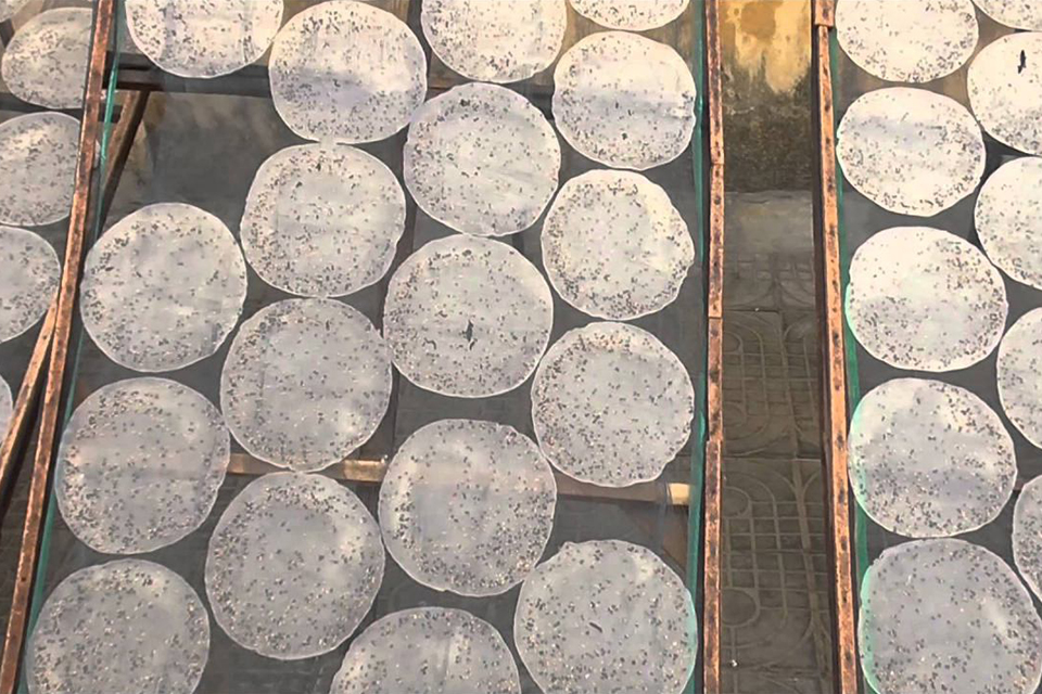 960-drying-rice-paper