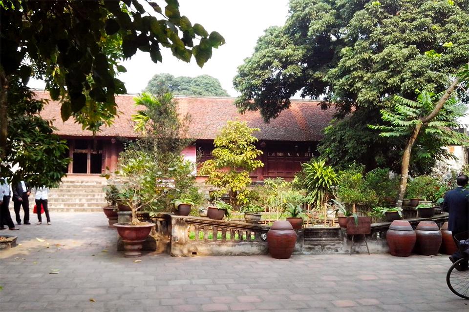 explore-duong-lam-ancient-village-vietnam