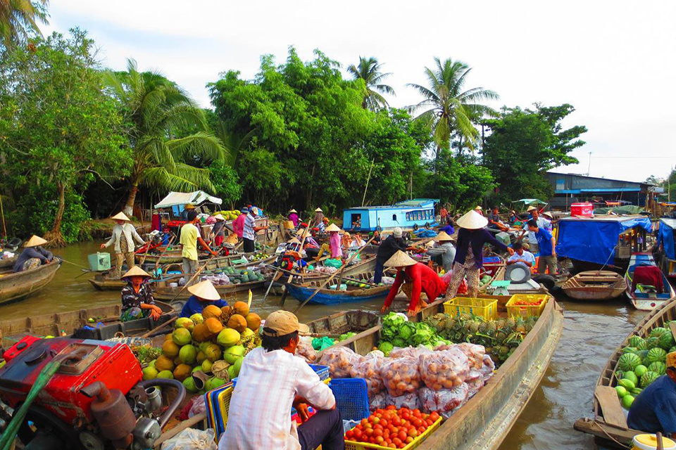 960-floating-market-in-mekong
