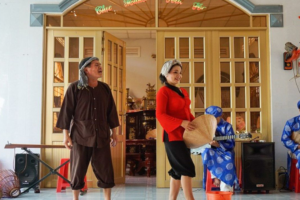 folk-music-show-cai-be-floating-market-tan-phong-island-full-day-group-tour-4