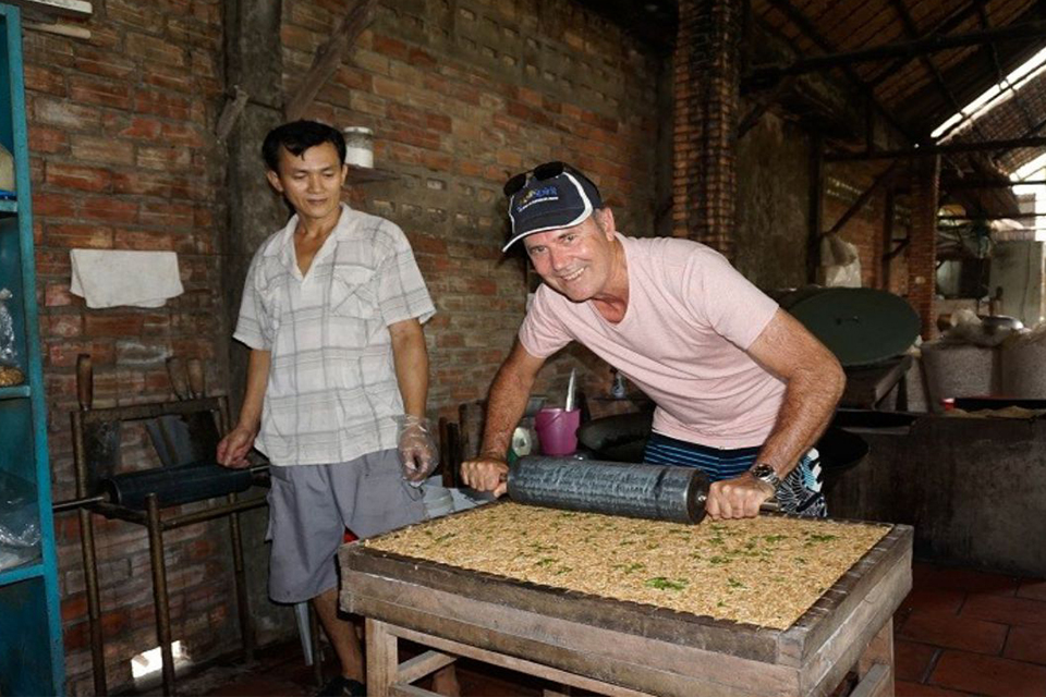 visit-local-house-cai-be-floating market-tan-phong-island-full-day-group-tour-5