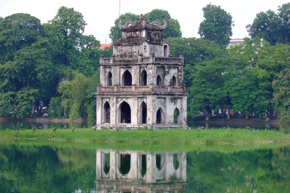 hoan-kiem-lake-free-half-day-hanoi-walking-tour-1