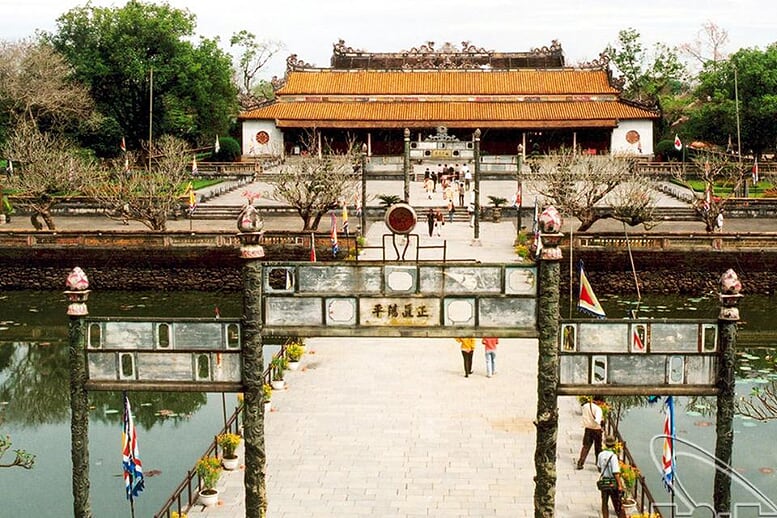 hue-citadel-full-day-from-hoi-an-2
