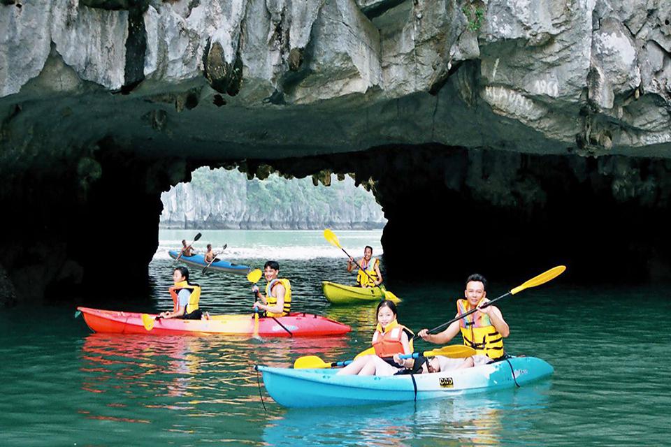 960-kayaking-halong
