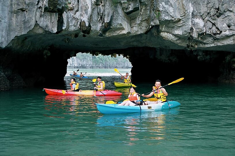 kayaking-in-halong-bay