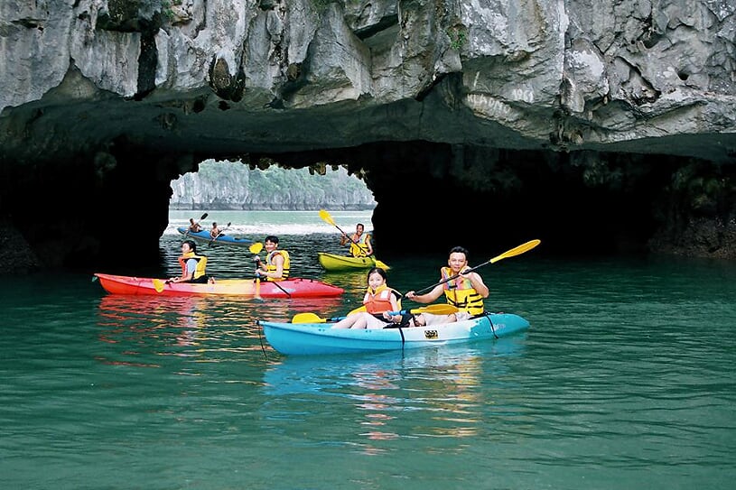 kayaking-in-halong-bay