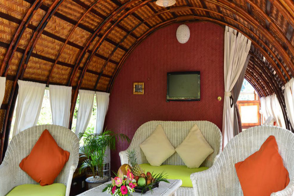 960-living-room-on-song-xanh-sampan