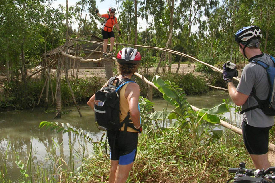 local-monkey-bridge-cai-be-can-tho-2-days-4